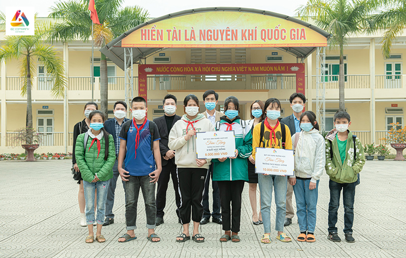 IGC trao học bổng cho học sinh nghèo trường THCS Ngọc Lương - Hòa Bình